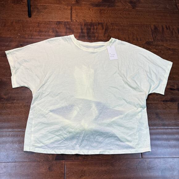A New Day Women's XXL Top Crewneck Short Sleeve Back Cutout Shirt Yellow NWT - Picture 2 of 7